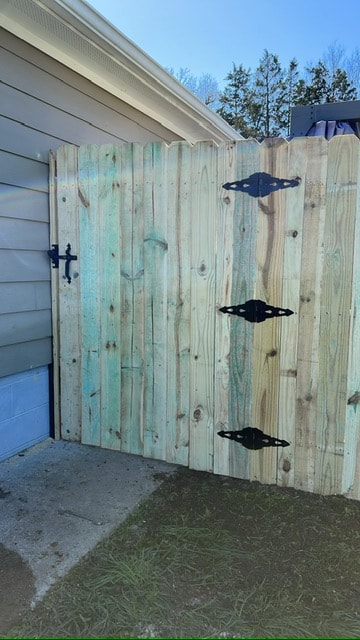 6 foot wood privacy fence — East Tennessee