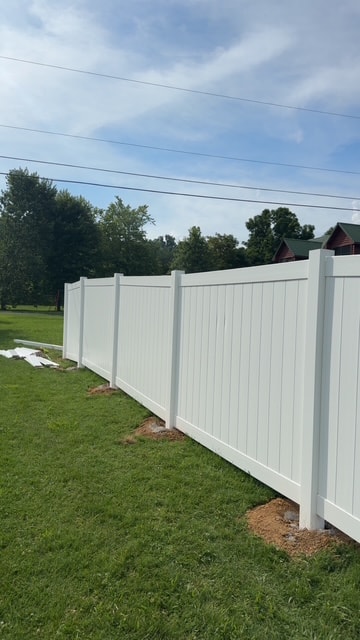6 foot white vinyl privacy fence close angle — East Tennessee